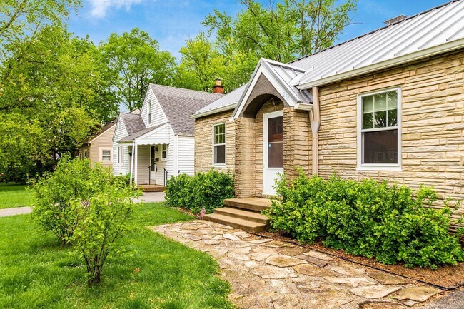 Building Photo - 230 E Royal Forest Blvd