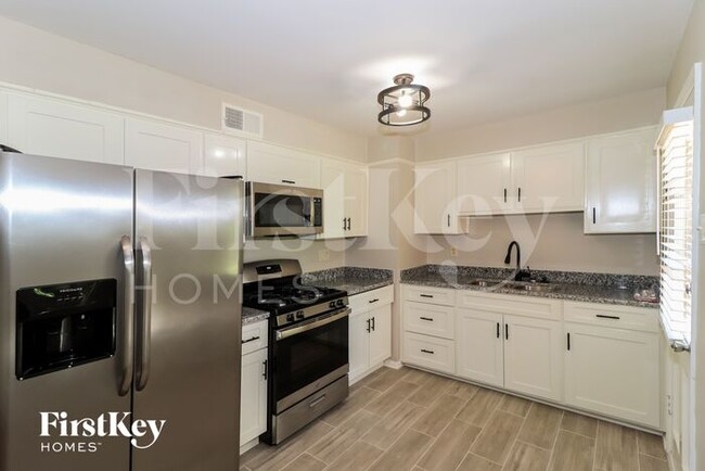 Building Photo - 3021 Chaucer Ln