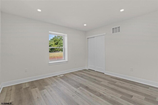 Building Photo - 1301 3rd Ter