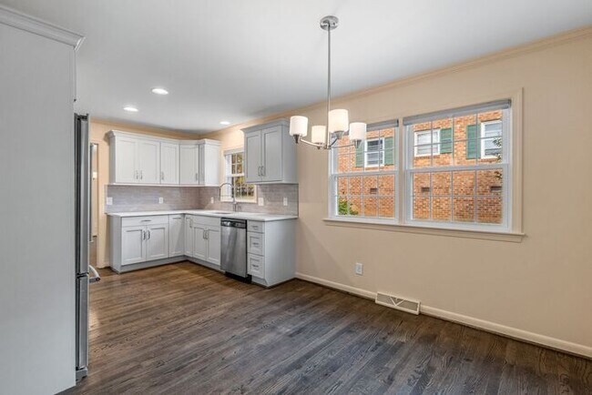 Building Photo - NW, Updated, Wood Floors, SS Appl., Den, Dining Roon, Sun Room, Finished Basement, Fenced!