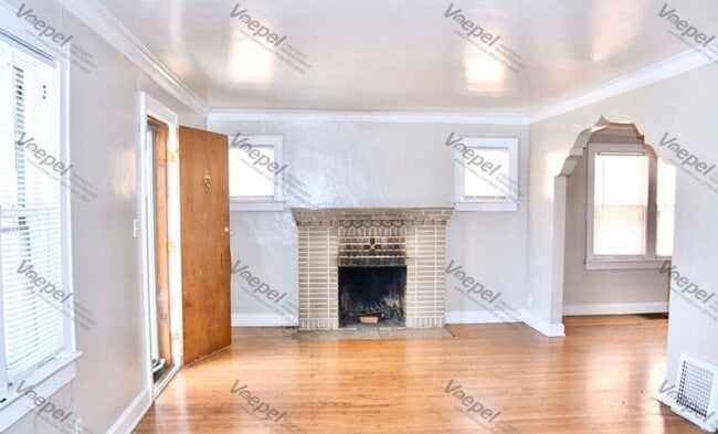 Building Photo - Charming 4-Bed Home with Fireplace & Hardw...
