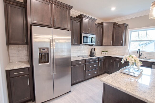 Building Photo - Pet Friendly Four Bedroom!