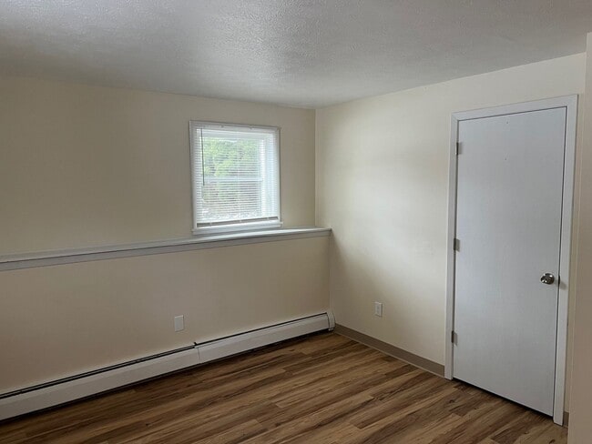 Building Photo - 2-11 Briarwood Dr