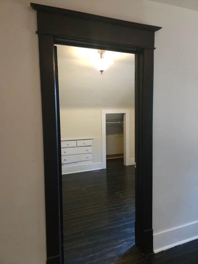 Building Photo - 318-320 W Myrtle