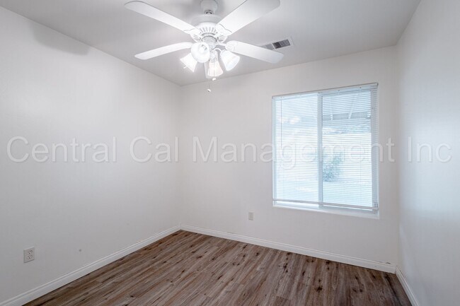 Building Photo - 3 Bedroom/2 Bath Home in San Lauren - $2150 per month!