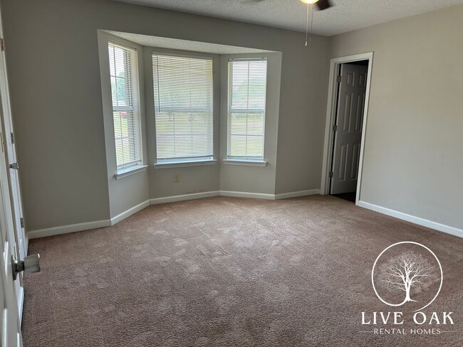 Building Photo - MOVE IN SPECIAL: $500 OFF 1ST MONTH'S RENT!**