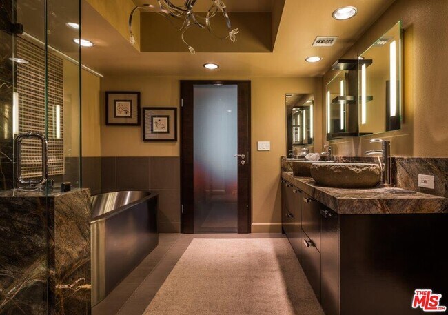 Building Photo - 13700 Marina Pointe Dr