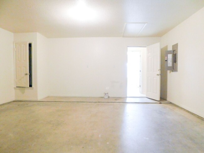 Building Photo - Available NOW!!!! This charming 1 story, 4...