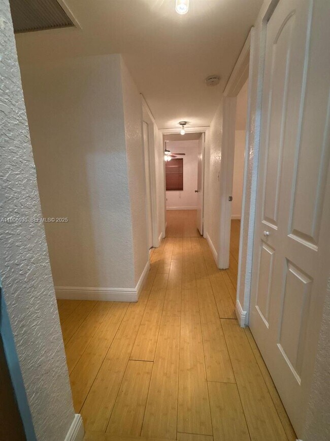 Building Photo - 2831 N Oakland Forest Dr