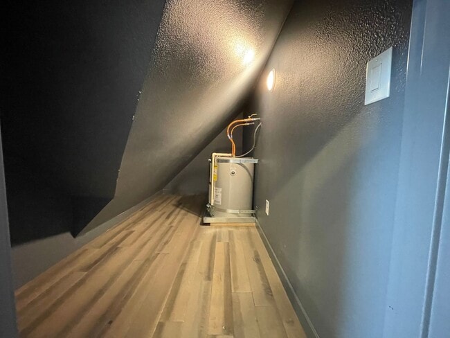 Building Photo - Charming 1Bed 1Bath Modern 2 Story Cottage with Fabulous Updates! Washer & Dryer Hook-ups!