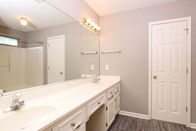 Building Photo - Gorgeous 3 Bedroom