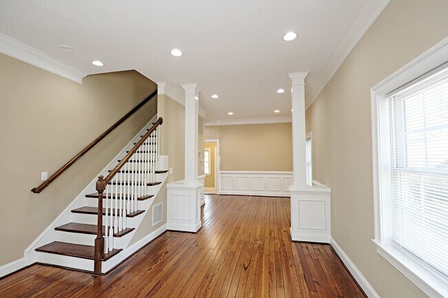 Building Photo - Charming Move-in Ready Downtown Home With Updates