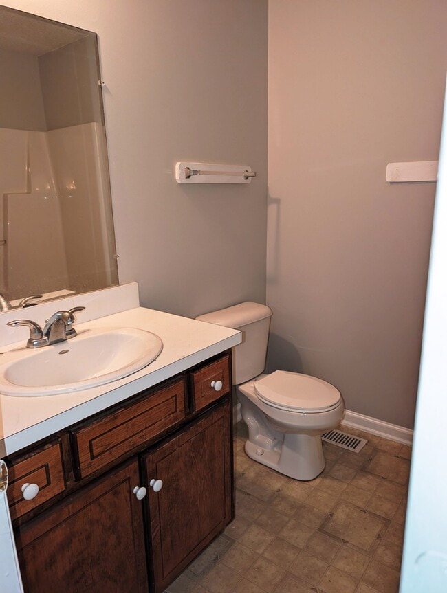 Building Photo - 2110 Shamrock Dr E