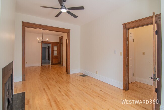 Building Photo - 3356 N Kenmore Ave