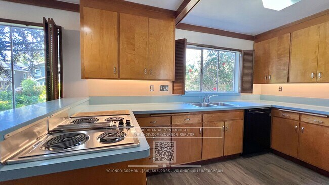 Building Photo - Charming and Spacious 4 bedroom Home in the Heart of Elmwood