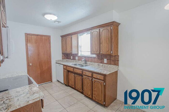 Building Photo - Beautiful 3-Bedroom Home in Yukon - Availa...