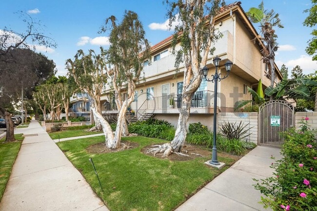 Building Photo - 10215 Variel Ave