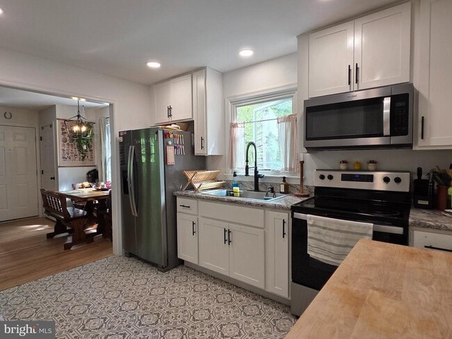 Building Photo - 4 Carolee Dr