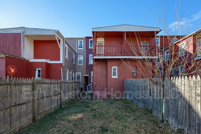 Building Photo - 227 S Ann St