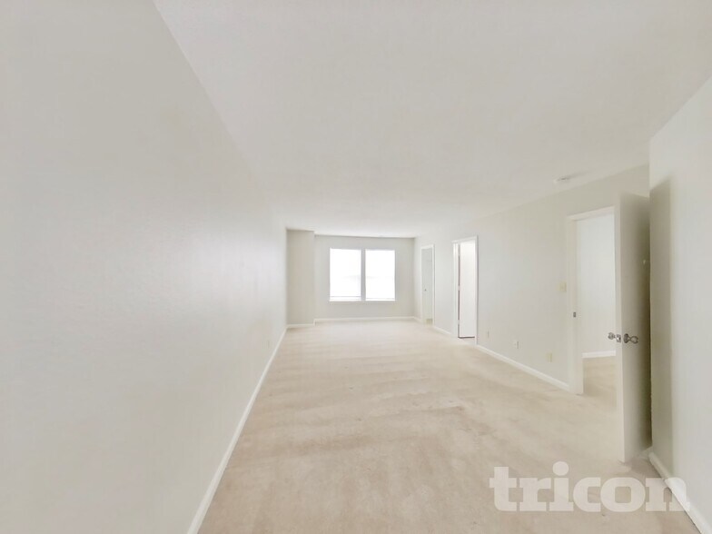 Building Photo - 1296 Edgewater Dr