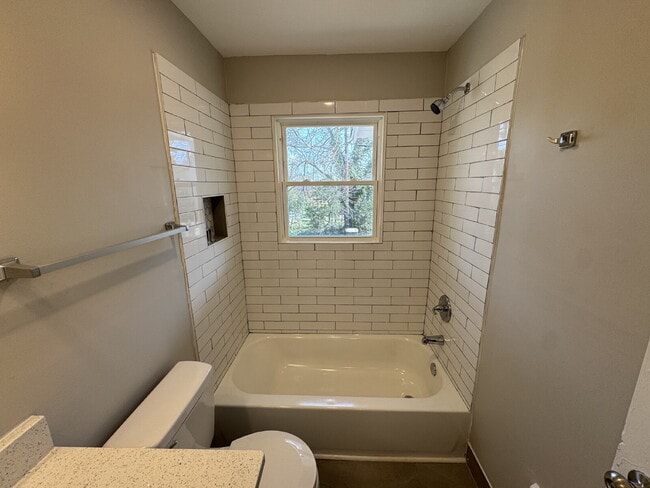 Building Photo - Cozy 1-Bedroom Gem in Greenville – Affordable W. GVL Apartment!