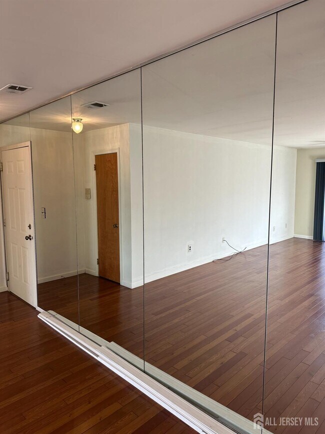 Building Photo - 142 Beverly Hill Terrace