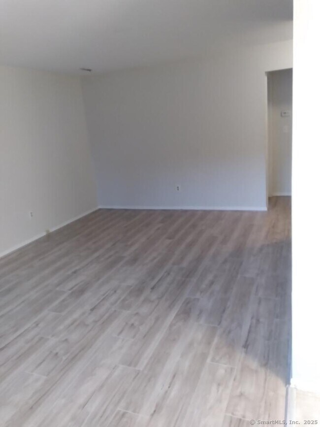 Building Photo - 16 Southwind Ln