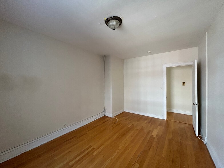 Building Photo - 910 Green Bay Rd