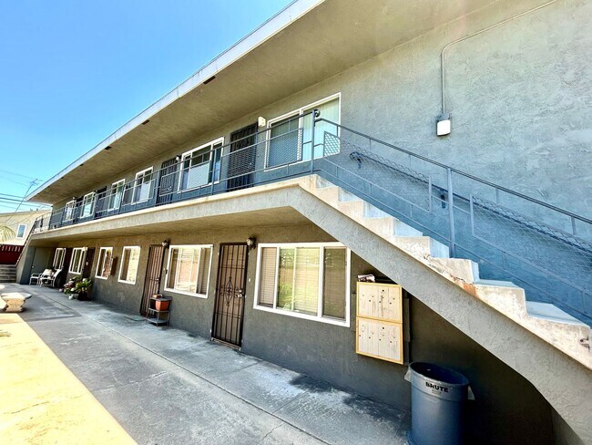 Building Photo - 2 Bed, 1 Bath with W/D in Normal Heights!