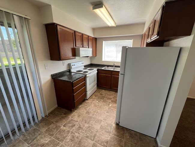 Building Photo - 2 Bed 2 Bath newly remodeled downstairs Unit