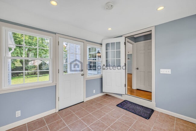 Building Photo - 62 Stoneleigh Rd