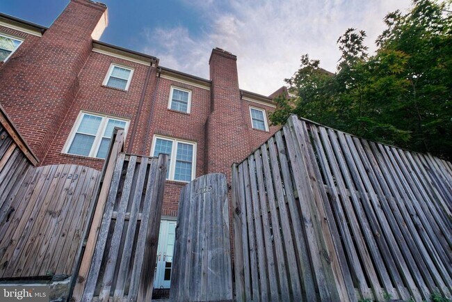 Building Photo - 3725 Winfield Lane Northwest