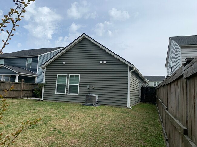 Building Photo - 221 Pink Azalea St