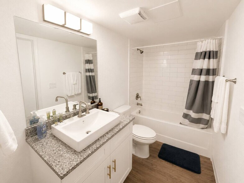 Building Photo - 824 Camino La Costa