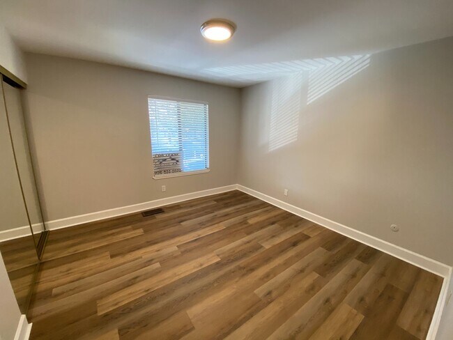 Building Photo - 2 Bed 1.5 Bath in Concord (Northwood)