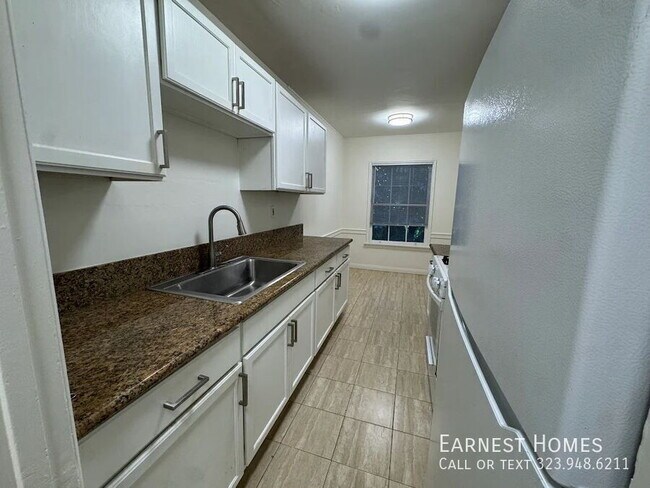 Building Photo - 127 N Doheny Dr