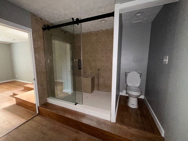 Building Photo - 2920 Lone Oak Rd