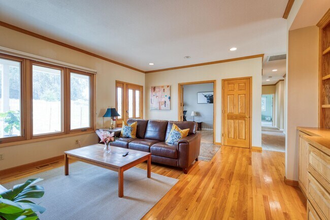 Building Photo - Wine Country Living! Spacious 4 bedroom 2....