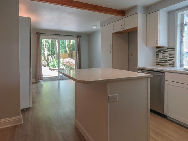 Building Photo - Gorgeous Ranch Style 3 Bedroom Home In Lake Oswego Available Now !!!