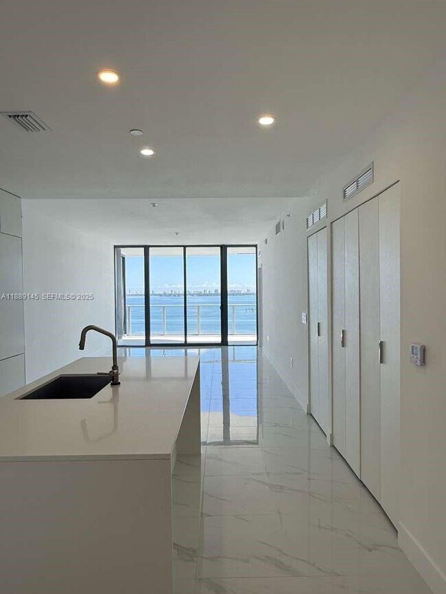 Building Photo - 700 NE 24th St