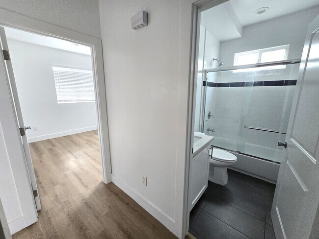 Building Photo - 3920-3922 1/2 Brighton Ave