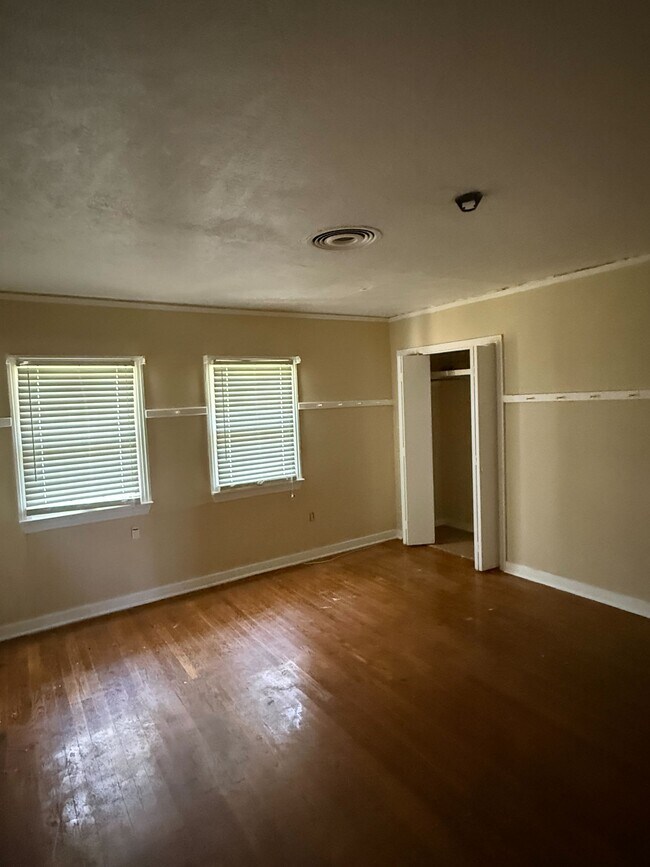 Building Photo - 430 Cedarhurst Dr