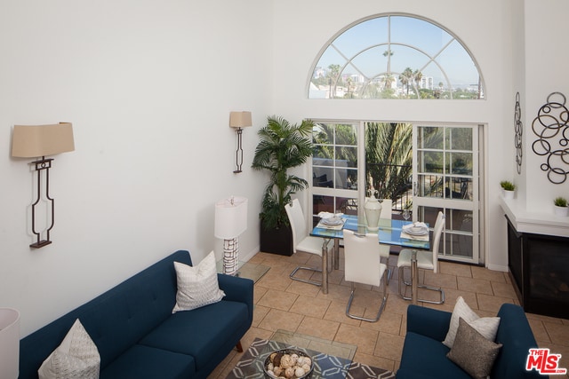 Building Photo - 851 N San Vicente Blvd