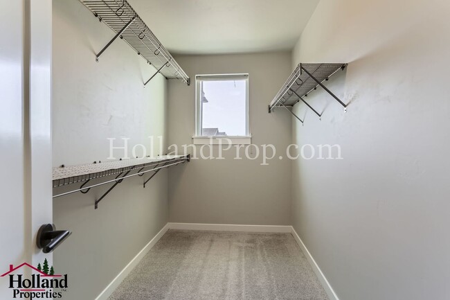 Building Photo - Modern Stylish 3-Bed Home in Prime Hillsbo...