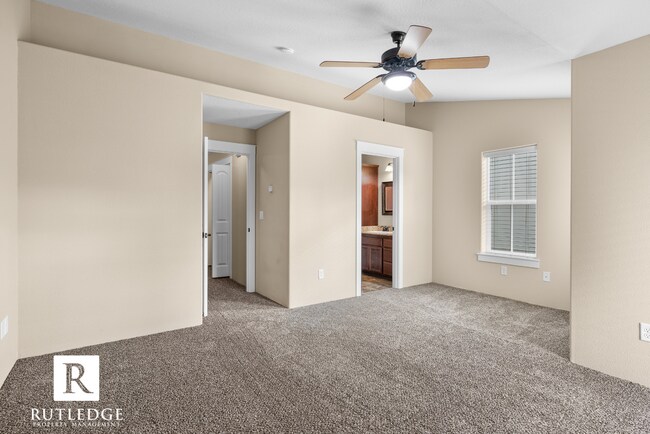 Building Photo - Gorgeous End Unit Townhome in The Heart of Historic Jacksonville!