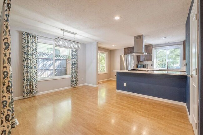 Building Photo - 4 bedroom 3 bath home in Tualatin with separate living quarters