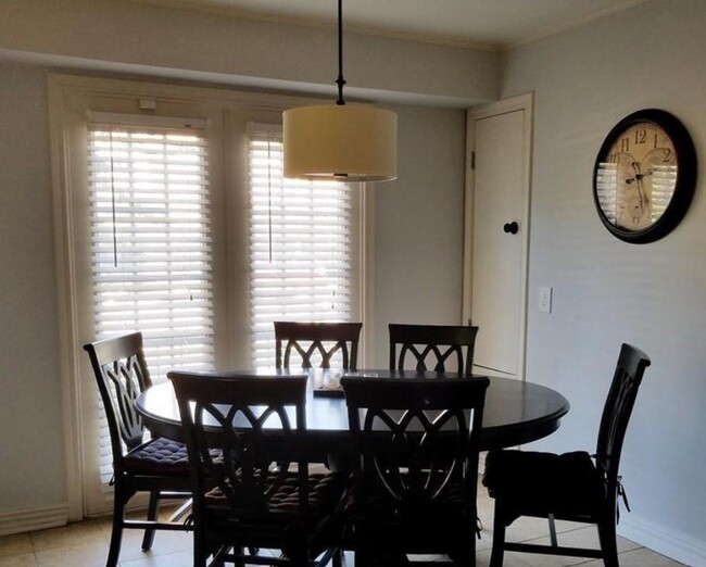Building Photo - 2744 Briarhurst Dr