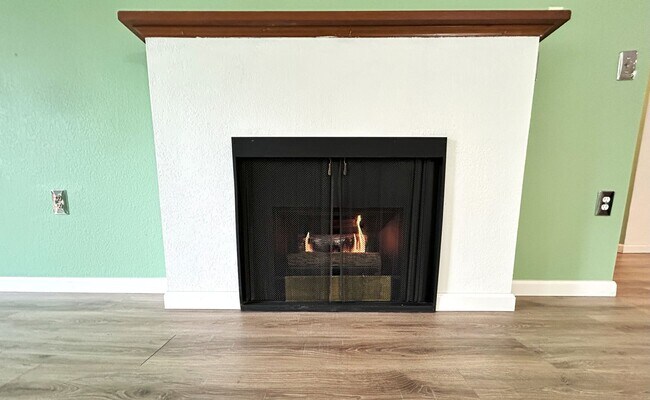 Building Photo - Cozy, Conveniently Located Large One Bedroom Condo!