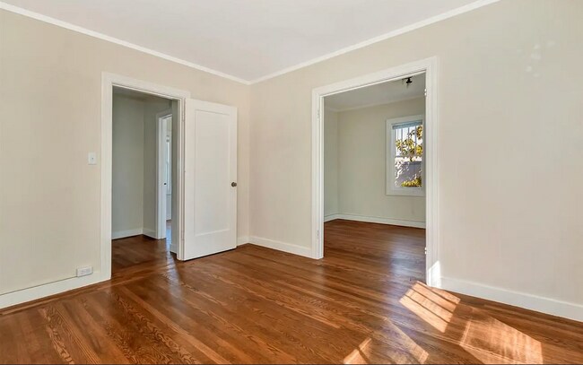 Building Photo - Beautiful Spanish townhouse with parking and in unit laundry!