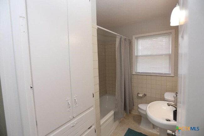 Building Photo - 128 Sherwood St